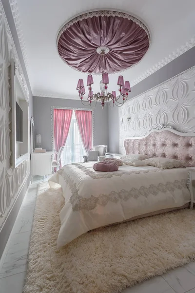 Klassisches Schlafzimmer mit Doppelbett, Fernseher — Stockfoto