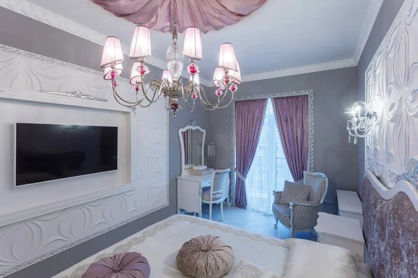 Klassisches Schlafzimmer mit Doppelbett, Fernseher — Stockfoto