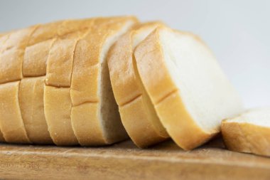 Ahşap kesme tahtası üzerinde taze pişmiş ekmek. Topuz slice izole