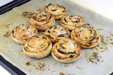 Ev yapımı taze cinnabon alır. Tatlı pasta ekmek tarçın topuz.