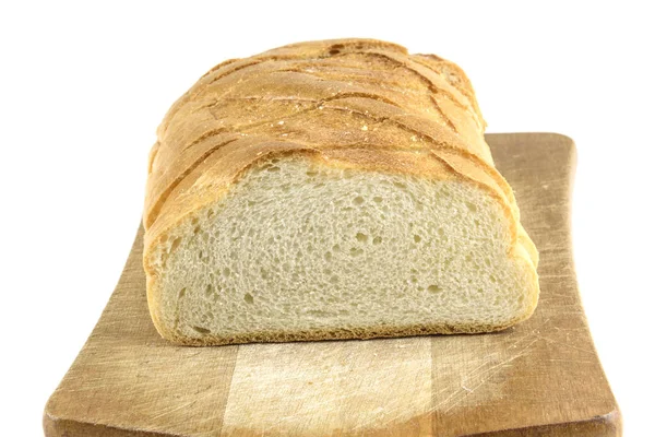 Fresh baked bread on wooden cutting board. Bun slice on isolated — Stock Photo, Image