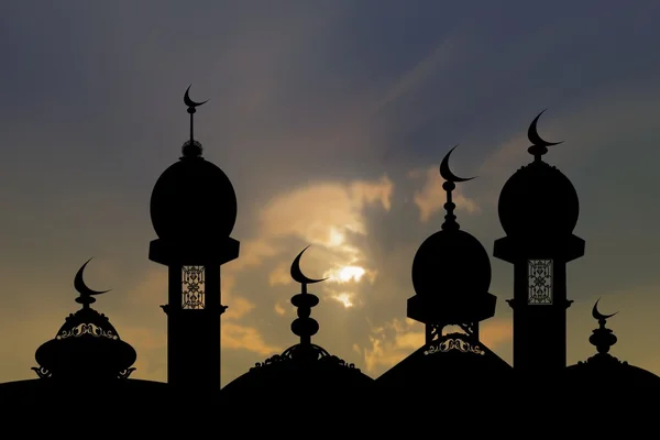 Silueta de una mezquita sobre un fondo de cielo. Contexto — Foto de Stock