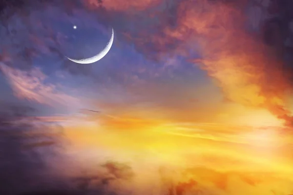 Sonnenuntergang oder Sonnenaufgang mit Wolken, Lichtstrahlen und anderen atmosphärischen Effekten — Stockfoto