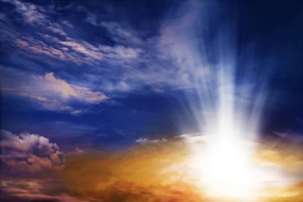 Zachód lub wschód słońca z chmurami, promieniami świetlnymi i innymi efektami atmosferycznymi — Zdjęcie stockowe
