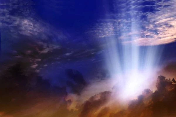 Dramatisk natur bakgrund. Ljus i mörk himmel. vackra moln. Religion bakgrund — Stockfoto