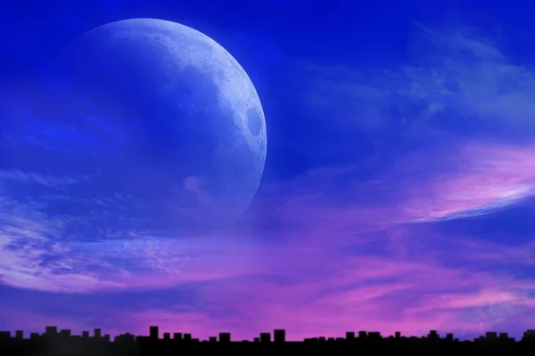 Romantic decline over the city. Mystical moon — Stock Photo, Image
