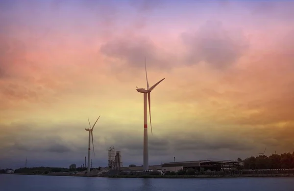 Turbinas de Vento. Céu bonito de um declínio — Fotografia de Stock