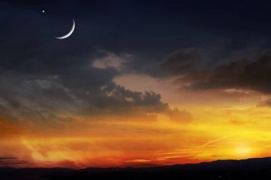 Romantik günbatımı ve mistik ay