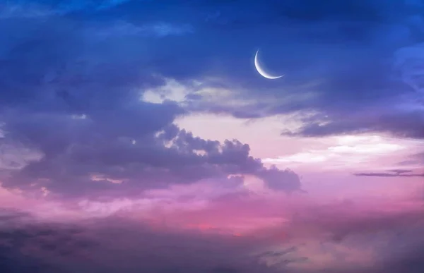 Romantischer Sonnenuntergang und mystischer Mond — Stockfoto