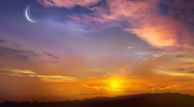 Hilal ve gece gökyüzünde birçok bulutlar