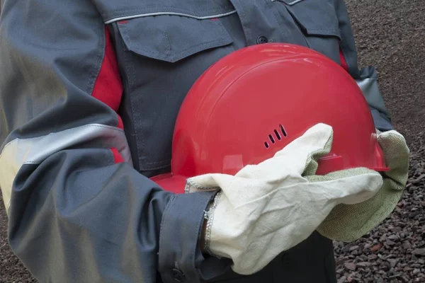 Kırmızı kask ve eldiven