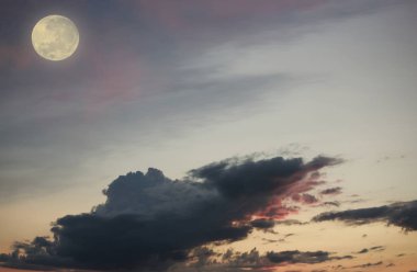 Dolunay arka plan. Kırmızı günbatımı ve ay. Parlayan günbatımı ve dolunay. Dramatik doğa arka plan. Din arka plan. Ayın arka planı   