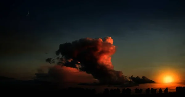 Sonnenuntergang Und Neumond Gebetszeit Dramatischer Hintergrund Sichel Und Viele Wolken — Stockfoto