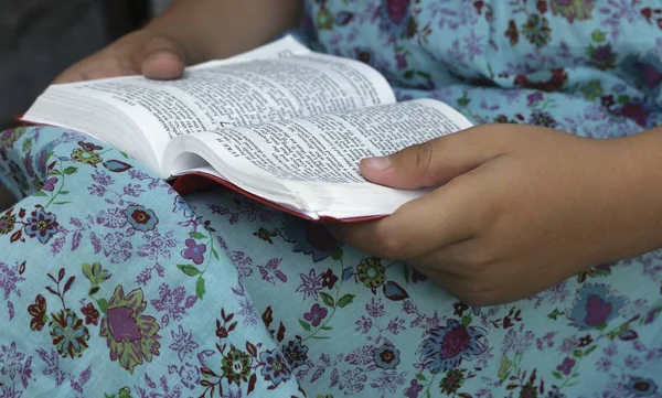 Salmos Novo Testamento Menina Está Lendo Bíblia Educação Espiritual Livro — Fotografia de Stock