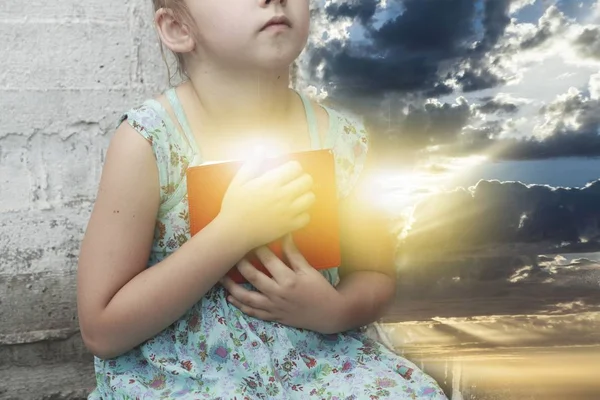 Salmos Novo Testamento Menina Está Lendo Bíblia Educação Espiritual Livro — Fotografia de Stock