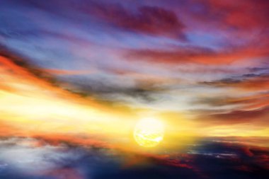 Işık th ışınlarının bulutlar zor. Güzel gökyüzü