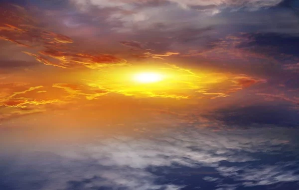 Färgglada Moln Med Linsen Flare Vackra Himmelska Landskap Med Solen — Stockfoto