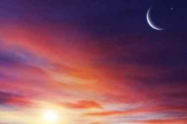  Gökten gelen ışık. Din arka plan. Yıldız ile gece gökyüzü. Yeni ay. Ramazan arka plan. Dua zamanı. Dramatik doğa arka plan. Arap gece. ay tutulması