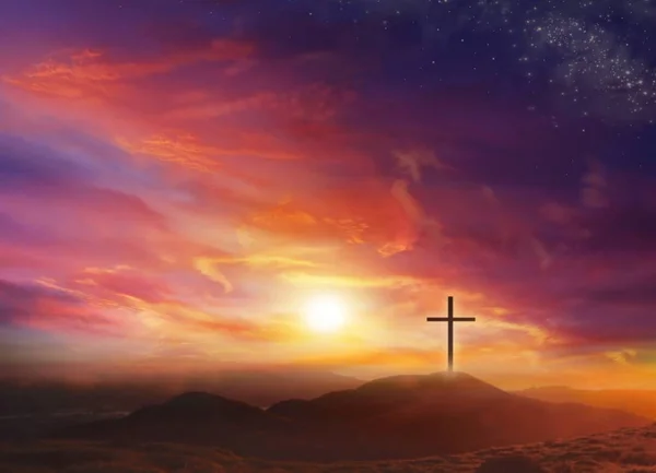 基督十字架的光 神的光 来自天空的光 在山顶上交叉 戏剧性的自然背景 日落或日出与云彩 轻的光和其他大气作用 — 图库照片