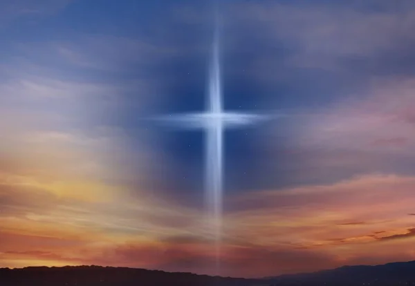 キリストの十字架の光 神の光 空からの光 丘の上にクロスします 劇的な自然の背景 夕日や雲 日の出の光光線および他の大気効果 劇的な自然の背景 — ストック写真