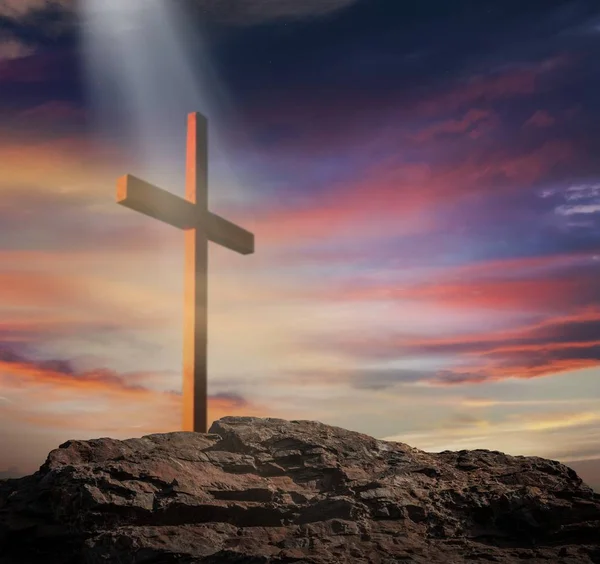 空からの光 宗教の背景 キリストの十字架の光 神の光 空からの光 丘の上にクロスします — ストック写真