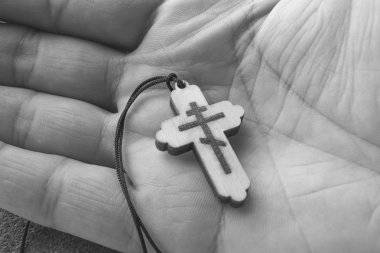 tahta haç ve el ile odak çarmıha gerilmiş . 