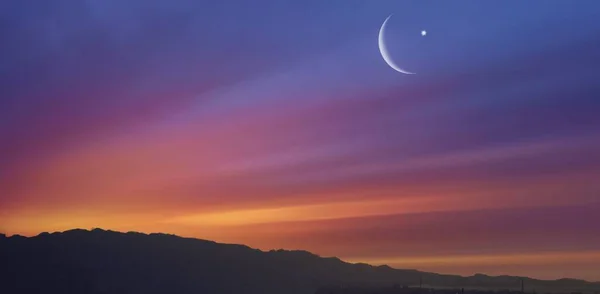 斋月的背景 夕阳红和月亮 穆巴拉克的背景 云背景 美丽的天空 — 图库照片
