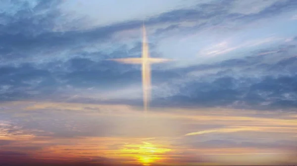明るい雲を渡る 神の十字架 イエス キリストの十字架と美しい雲 暗い空での光 宗教の背景 劇的な自然の背景 美しいクロスします — ストック写真