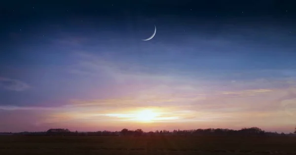 ラマダンの背景 赤い夕日と月 ムバラクの背景 雲の背景 美しい空 夕日と新月 祈りの時間 寛大なラマダン 劇的な自然の背景 — ストック写真