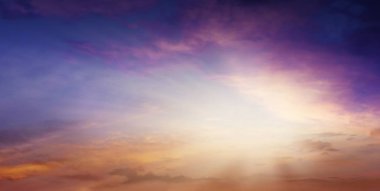 Karanlık gökyüzü ışık. güzel bulut. Dramatik doğa arka plan. Gün batımı veya ile bulutlar, gündoğumu ışık ışınları ve diğer atmosferik etkisi. Gökten gelen ışık. Din arka plan .