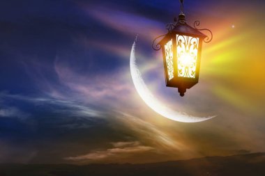 Işıklı karmaşık Arap lambaları. Cömert Ramazan. Hilal ay ve güzel günbatımı arka planı . 