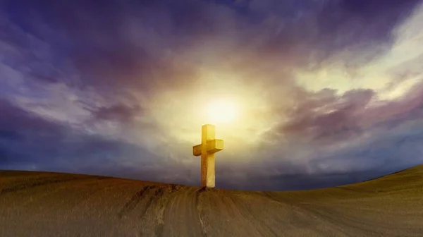 夕日を背景にキリスト教の十字 美しいクロスします — ストック写真