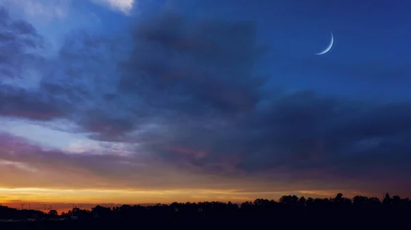 Halvmåne Med Vacker Solnedgång Bakgrund Generös Ramadan — Stockfoto