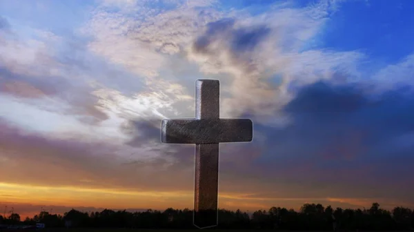 夕日を背景にキリスト教の十字 美しいクロスします — ストック写真