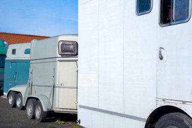 At arabası. Amerikan arabası. Komik at nakliyesi. Atlar için vagon. Kullanılmış At Karavanı