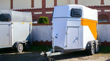 At arabası. Atlar için vagon. Atları taşımak için otomatik römork. Ulaşım hayvanları. At nakliye aracı. 