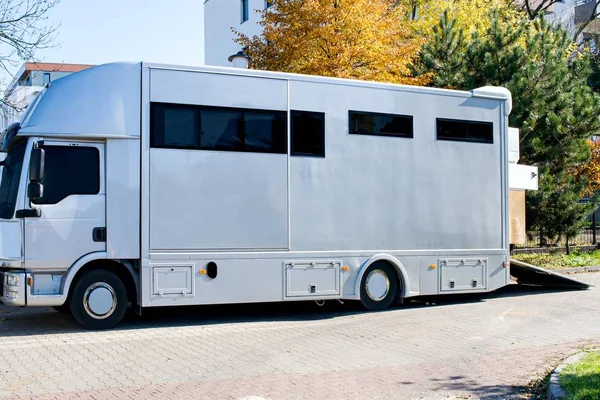 At arabası. Atlar için vagon. Atları taşımak için otomatik römork. Ulaşım hayvanları. At nakliye aracı. binicilik sporu