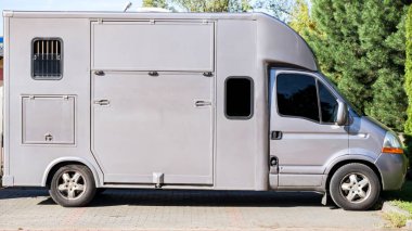 At arabası. Atlar için vagon. Atları taşımak için otomatik römork. Ulaşım hayvanları. At nakliye aracı, binicilik sporu.