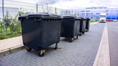 Çöp konteynerleri. Şehir çöp bidonları