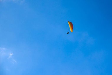  Paraglider yüksek dağların üzerinde uçuyor. Gökyüzü arka planında paragliding