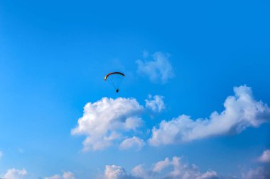  Paraglider yüksek dağların üzerinde uçuyor. Gökyüzü arka planında paragliding