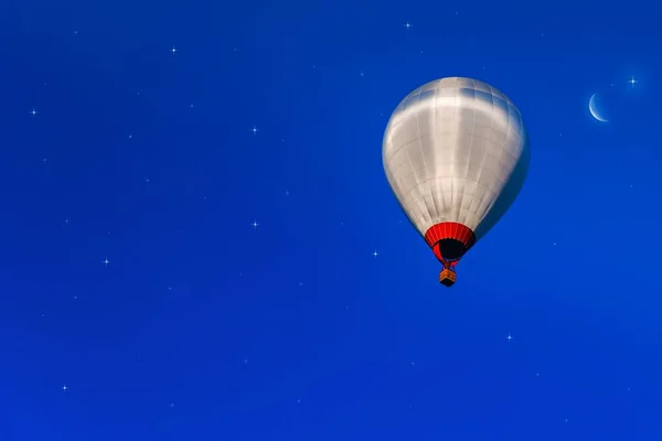気球が高い 気球と背景夜空 月の夜気球飛行 — ストック写真
