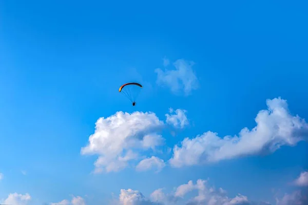 Paraglider Letí Nad Vysokými Horami Paragliding Krásném Pozadí Oblohy — Stock fotografie