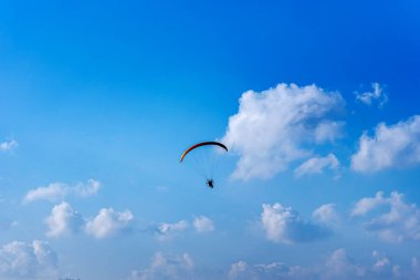  Paraglider yüksek dağların üzerinde uçuyor. Gökyüzü arka planında paragliding