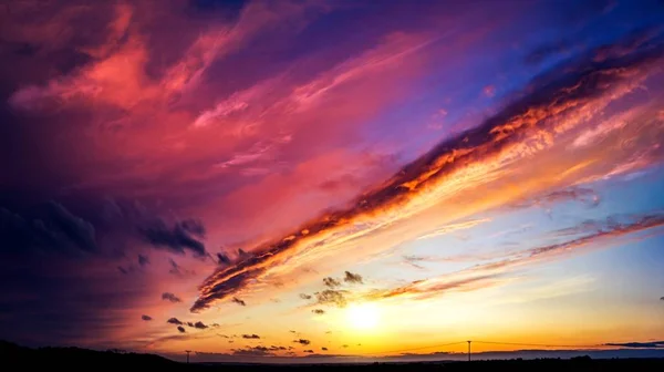 Прекрасный Закат Солнца Яркое Небо Облачный Пейзаж Яркий Закат Облачный — стоковое фото