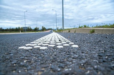 Beyaz medyan yolda. Hız yolu. Yol üzerinde bölünme çizgisi 