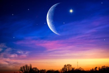 Ay Bulutları Gökyüzü. Fırtınalı bulutların üzerinde beyaz ay. Dramatik doğa geçmişi. Dolunay arka planı. Peyzaj. Gece gökyüzünde genç bir ay