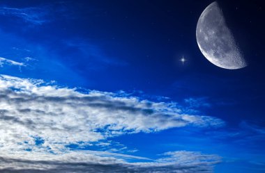 Yeni ay. Din geçmişi. Geceleri gökyüzü yıldızlarla dolu. Ramazan arka planı. Dua zamanı geldi. Ay ve yıldızlı güzel bir gece