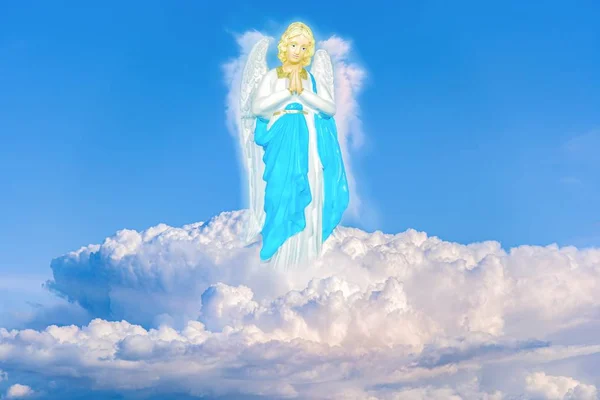 Anděl Oblacích Modrá Obloha Mraky Náboženství Pozadí — Stock fotografie