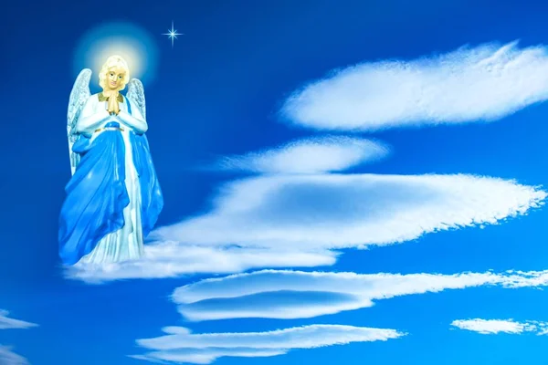 Anioł Chmurach Błękitne Niebo Chmurami Tło Religijne — Zdjęcie stockowe